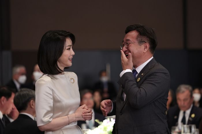 김건희 여사 보고 활짝 웃은 윤호중에 민주당 당원들 “사퇴하라”