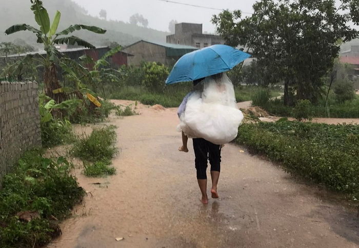 폭우 쏟아져 도로 침수되자 새신부 웨딩드레스 젖을까봐 직접 업고 결혼식장 간 새신랑