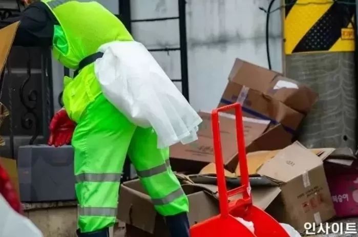 “하루 12시간씩 청소해”...고민정 ‘쓰레기’ 발언에 한강공원 미화원들이 보인 반응