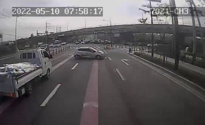 급브레이크 밟아서 승객들 다쳤다는 버스기사님이 사고 유발하고 도망친 ‘스파크’를 찾습니다