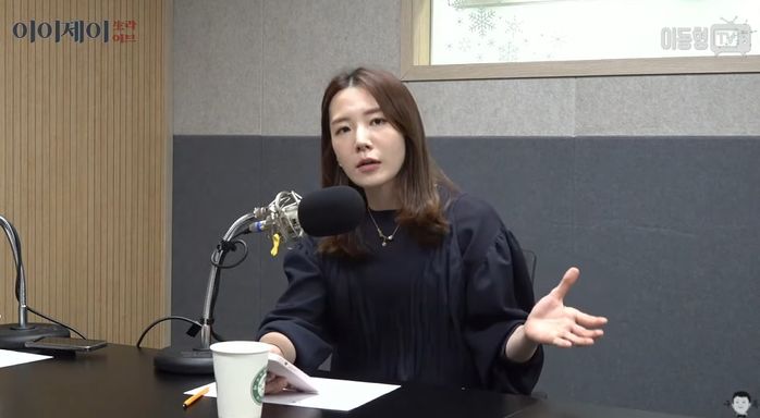 “민주주의 위기면 윤석열 닭모이 됐다” 친문 아나운서 막말 논란