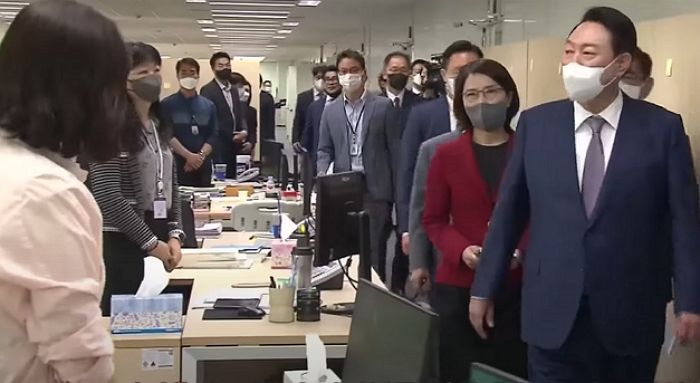 ‘용산 집무실’로 이사 간 대통령실 직원들의 사무실 모습이 공개됐다 (영상)