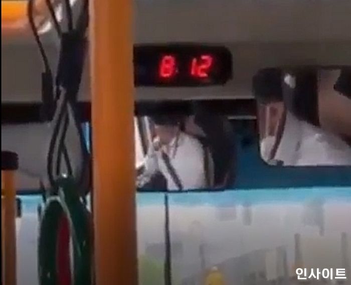 버스 운행 도중 마스크 내리고 전자담배 피우는 운전기사 (영상)