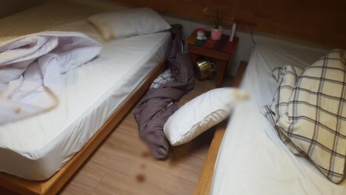 20대 커플 두 쌍이 펜션에 해놓고 간 대변·토사물 테러 (현장 사진)