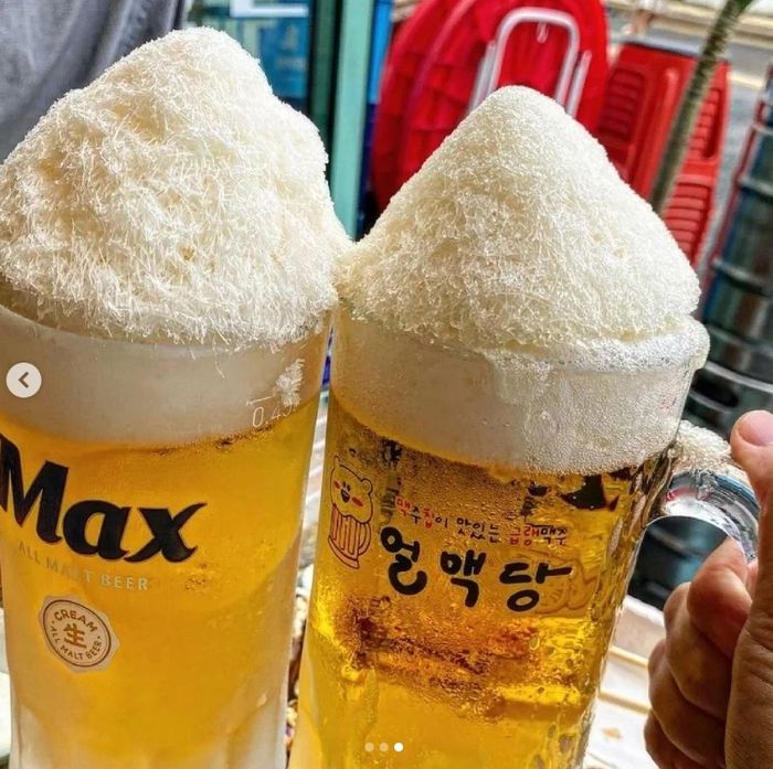 꽝꽝 얼린 컵에 ‘맥주 살얼음’ 쌓아줘 뒷골 당길 정도로 시원한 얼맥당 ‘살얼음 맥주’