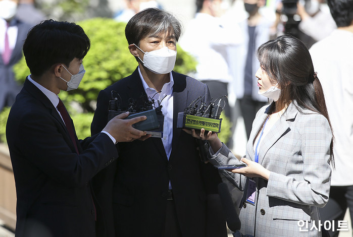 조선일보 건물에 걸린 영화 ‘그대가 조국’ 광고 보고 SNS에 공유한 조국