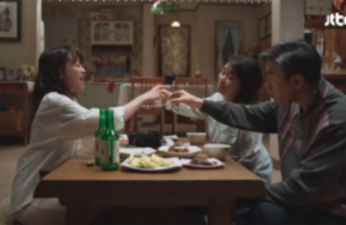 집에서 아빠 술잔에 술 따라줬다고 “술집X”냐며 막말한 ‘페미’ 친구
