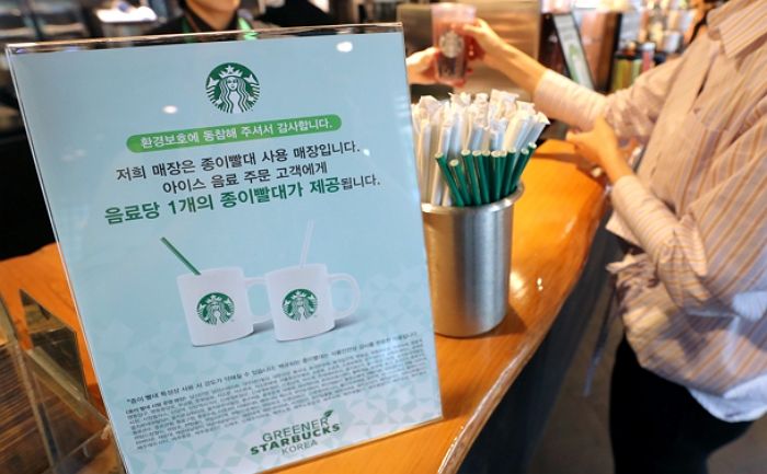 식약처 “휘발유 냄새 논란 스타벅스 종이빨대, 기준·규격 적합해 안전성 이상 없다”