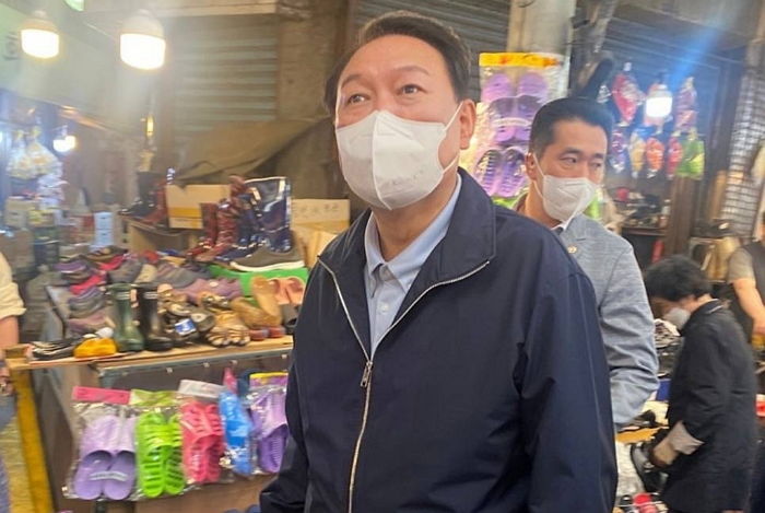 백화점 쇼핑 후 광장시장 ‘단골식당’ 찾아가 떡볶이·빈대떡 포장해간 윤 대통령