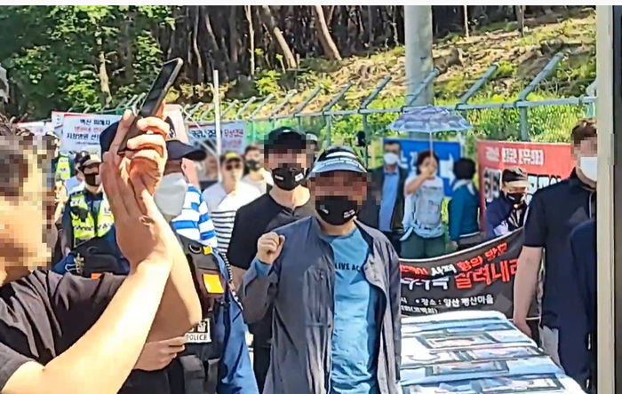 文 퇴임하자 사저까지 쫓아가서 시위 중인 백신 피해 유가족들