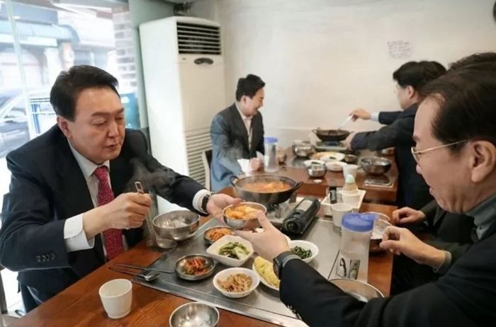 “尹, 야당에 제안한 ‘김치찌개+소주’ 회동 무산되자 굉장히 아쉬워해”
