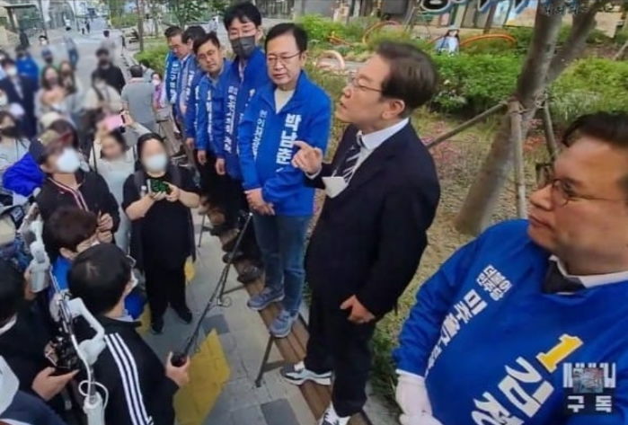 이준석 “이재명, 신발 신고 벤치에...” 비판하자 댓글에 김은혜 신발 사진 도배돼