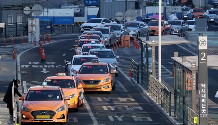 같은 성별끼리만 ‘택시 합승’ 허용하는 정부...“과도한 제한 vs 안전 위한 것”