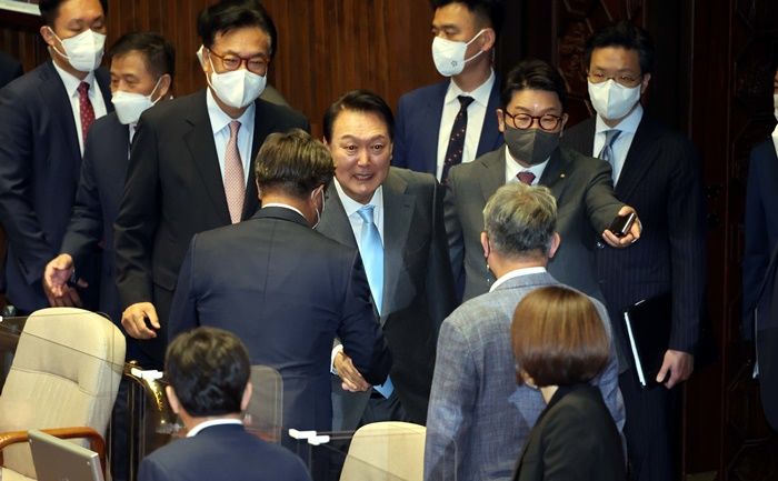 시정연설 후 민주당·정의당 자리 돌며 일일이 ‘악수’ 청한 윤석열 대통령