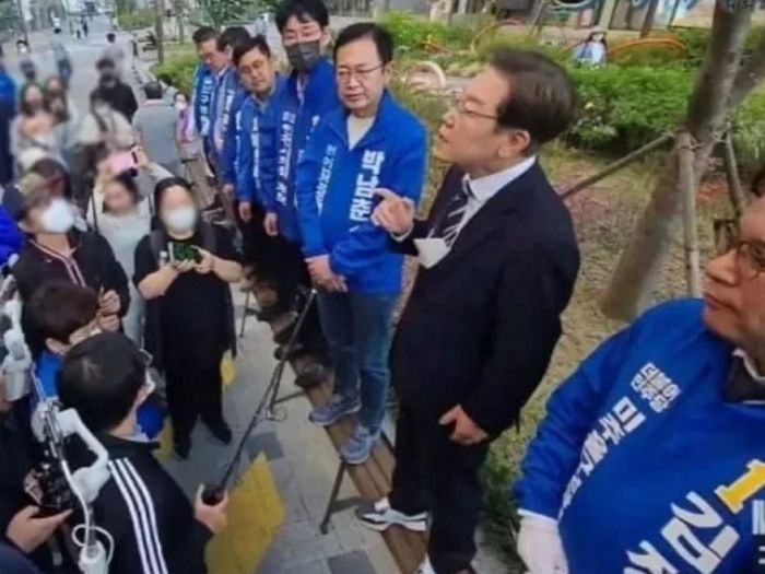 길거리 유세 중 ‘벤치 신발’ 논란에 이재명이 내놓은 해명