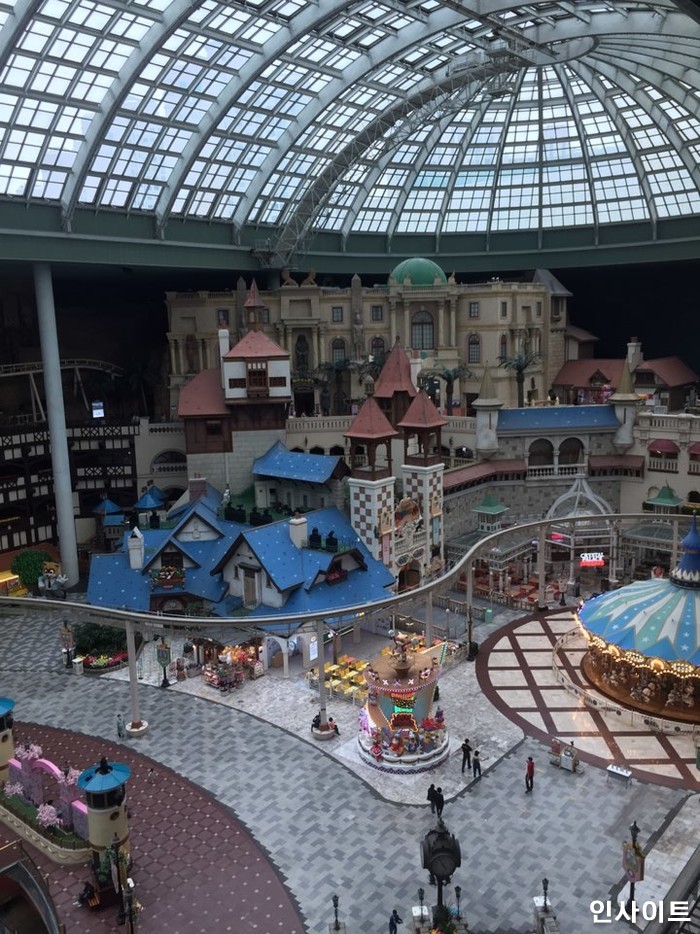 롯데월드 놀이기구 ‘파라오의 분노’ 멈춤 사고로 승객 8명 10분 동안 공포 속 고립