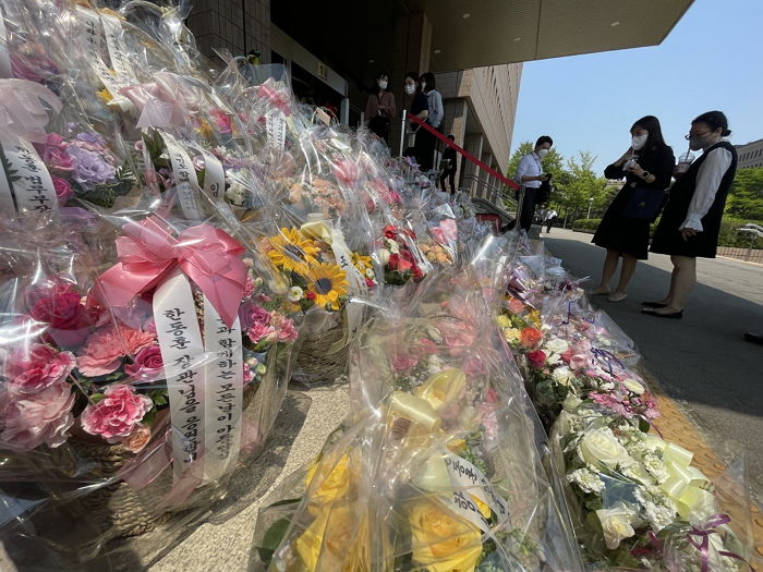 한동훈 법무부 장관 취임식날, 시민들이 축하선물로 보낸 꽃바구니들