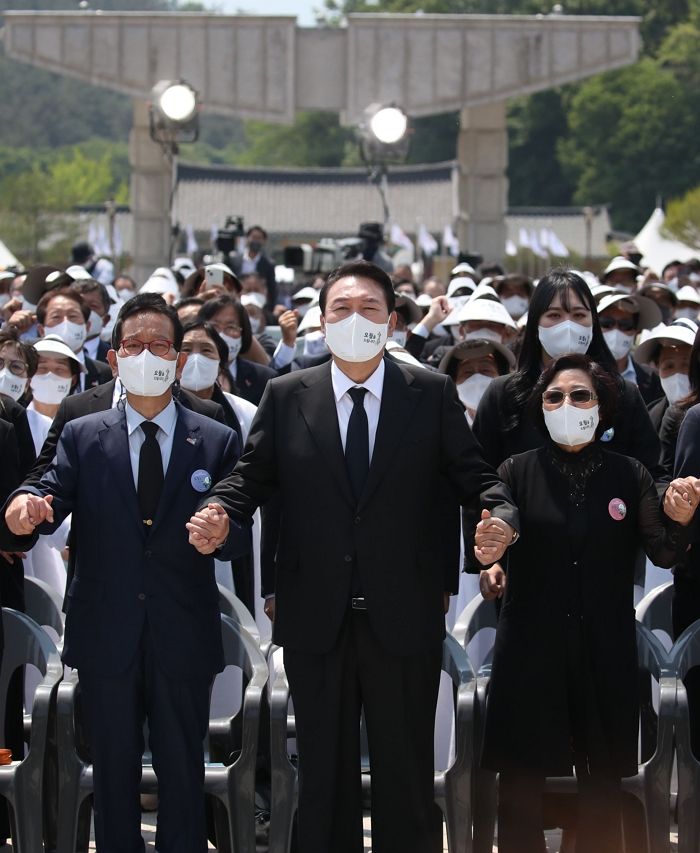 윤석열 대통령, 5·18 기념식서 이준석·한동훈과 함께 ‘임을 위한 행진곡’ 제창