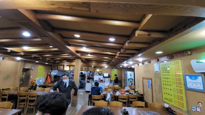 신발 벗고 들어가는 식당에 신발 신고 들어갔다가 주인에게 제지 당한 이재명 (영상)