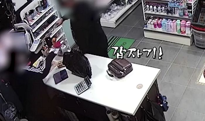 편의점서 흉기 든 강도 보자마자 ‘과일 칼’ 꺼내들고 ‘맞짱’ 뜬 베트남 국적 女 알바생 (영상)