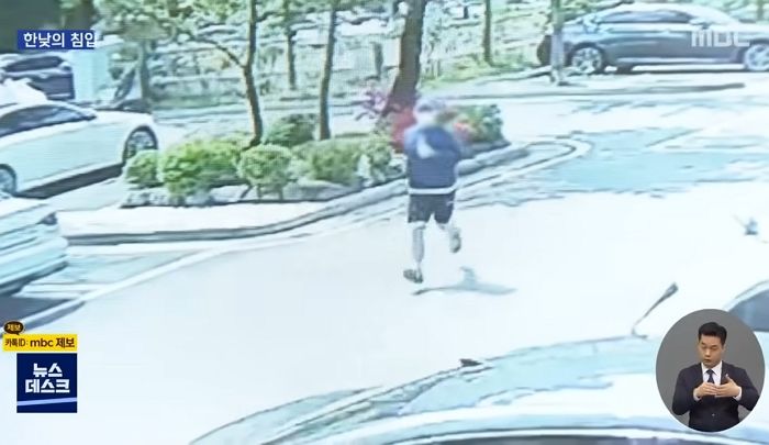 여자 속옷 훔치려 문 따고 들어갔다가 들켜서 후다닥 뛰어가는 20대 팬티 도둑 (영상)