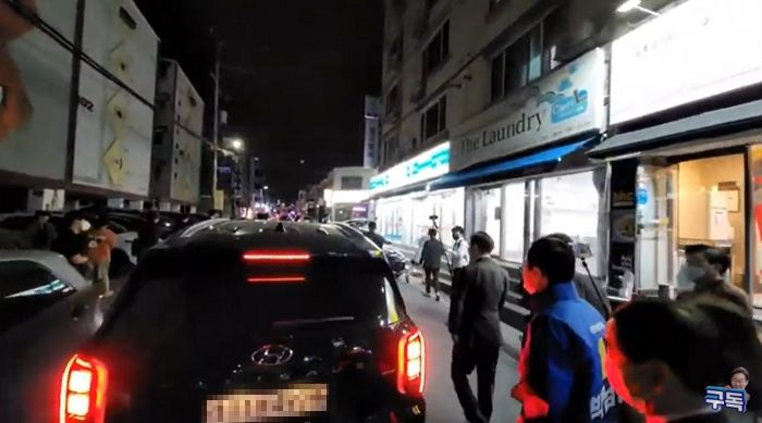 거리유세 중 욕하는 시민 쫓아가 “욕하는 건 범죄, 채증하고 있으니 조심하라” 경고한 이재명 (영상)