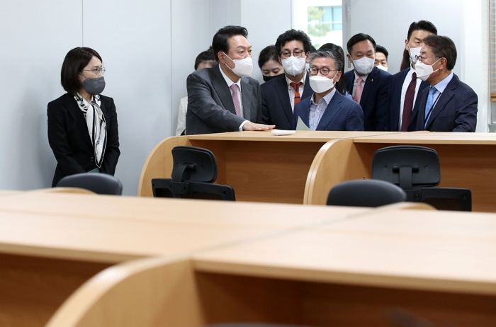 용산 대통령실 청사 내 기자실 가전, 삼성·LG 제품 반반씩 채웠다