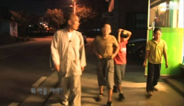 세 아들 고기 먹이려 사람들 눈치 안 보고 삼겹살집 들어가는 스님 아빠 (영상)