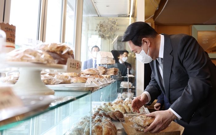 점심으로 5천원짜리 국수 먹고 곧바로 빵집 가 3만 5천원어치 빵 산 윤 대통령