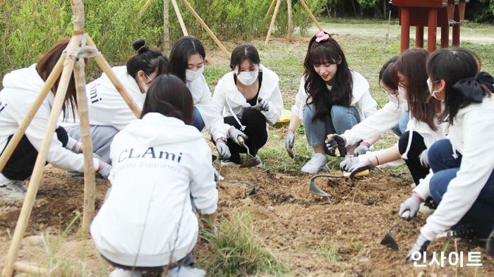 오마이걸 아린, 클라랑스와 함께 꿀벌숲 보호 나무 심기 활동 진행