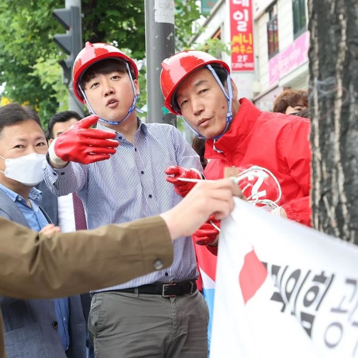 새벽 버스 타고 광주까지 내려가 찢어진 현수막 직접 교체하고 온 이준석