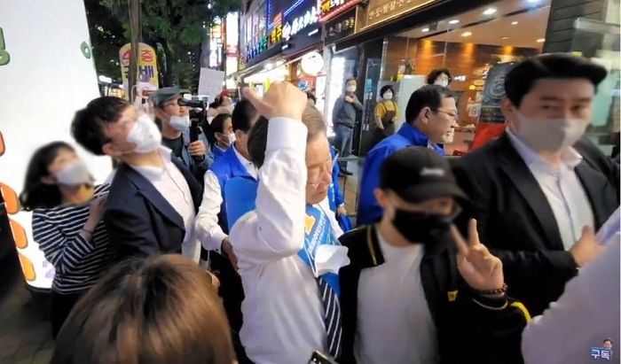 이재명, 거리유세 중 시민이 던진 ‘철제그릇’에 피습 (영상)