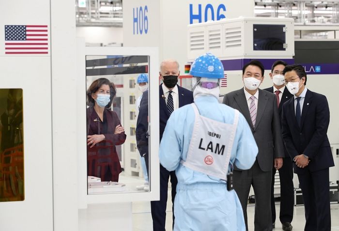 미국 대통령이 최초로 공장 찾아오자 삼성 이재용이 깜짝 공개한 ‘괴물 반도체’의 정체