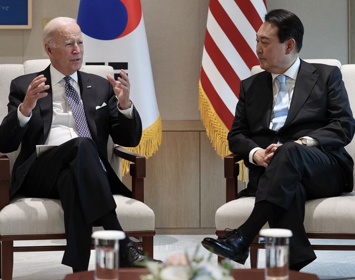 윤석열 대통령이 바이든과 회담에 10년전 ‘결혼식 구두’ 신고 간 이유