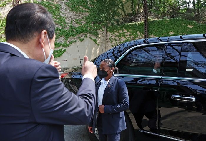 서로 ‘엄지 척’ 들어 올리며 작별 인사 나눈 尹 대통령·바이든