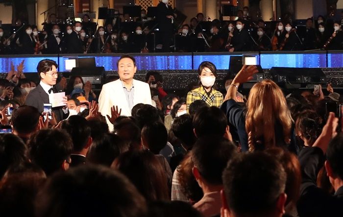 尹 대통령·김건희 여사, ‘열린음악회’ 객석서 등장...“청와대는 국민의 것”