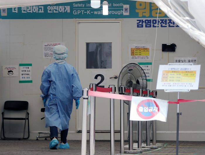 어제(22일) 하루 국내 코로나19 확진자 9,975명...118일만에 1만명 아래로