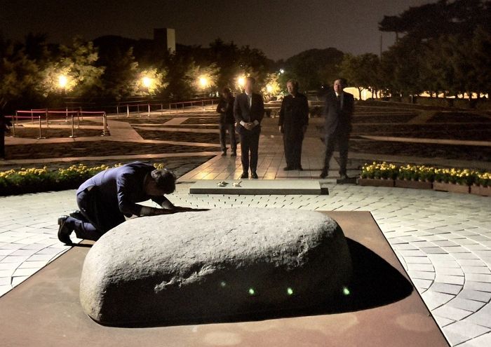 오세훈에 지지율 18% 밀리는 송영길...새벽에 노무현 묘소 엎드려 참배