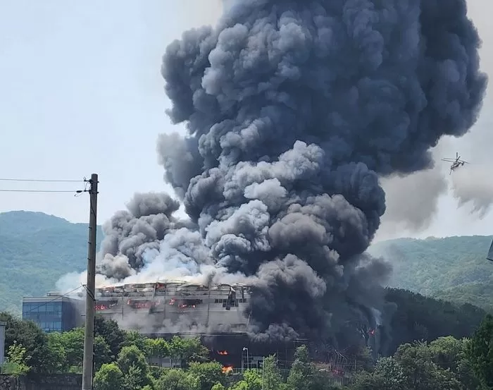검은 연기로 자욱한 경기 이천 물류센터 현재 상황 (영상)