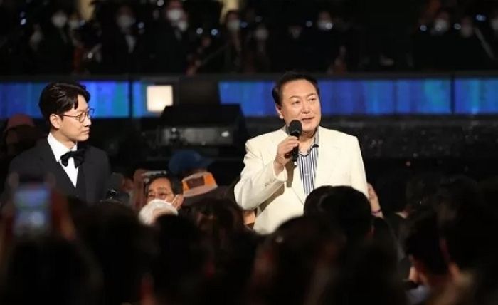 “윤 대통령님 옷 좀 사 입으세요”...누리꾼 사이에서 우스갯소리가 나오는 이유 (영상)