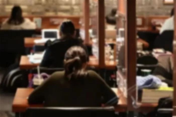 스터디카페에 ‘언더붑’ 입고온 여학생...“개인의 자유 VS 과한 노출”