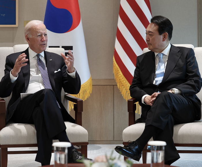 ‘쩍벌남’ 尹 대통령이 18살 나이 많은 바이든 앞에서 일부러 다리 꼬고 앉은 이유