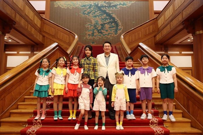 합창단 어린이들 위해 바쁜 일정에도 일일이 사진 찍어준 윤석열·김건희 부부