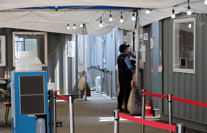 이틀 연속 2만명...어제(24일) 하루 국내 신규 확진자 2만 3956명