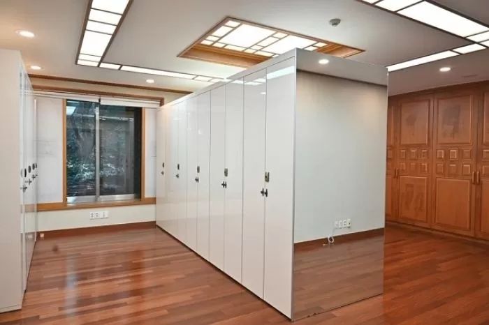 퇴임 직전까지 문재인·김정숙 부부가 청와대 관저에서 사용하던 드레스룸과 침실 (사진)