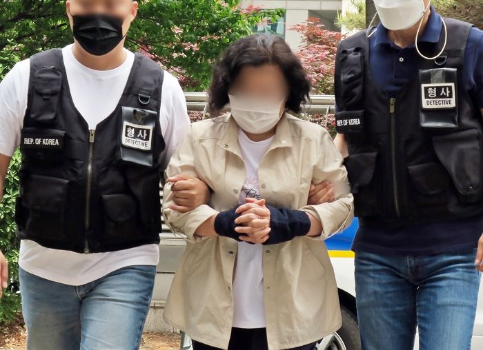 30년 돌본 중증장애 딸 살해한 친모가 취재진 앞에서 울먹이며 한 말