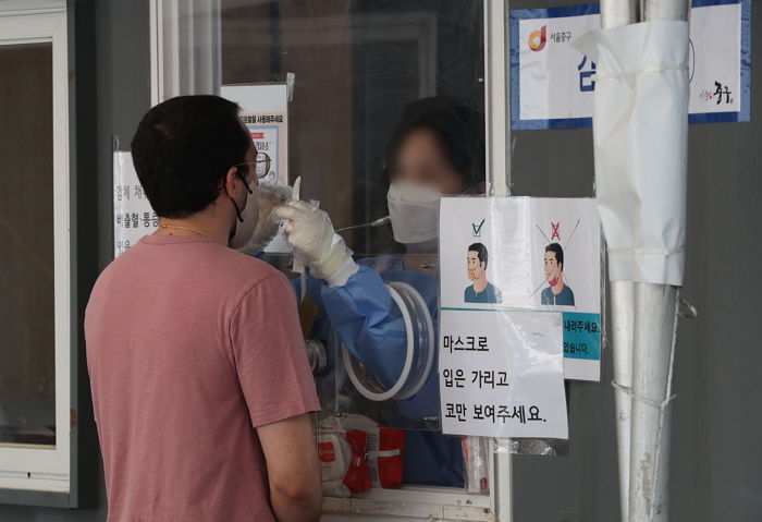 다시 1만명 대로...어제(25일) 신규 코로나19 확진자 1만 8816명