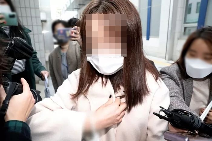 “왕따 당해 후유증 커”라고 호소한 ‘9호선 폭행녀’...검찰, 징역 2년 구형