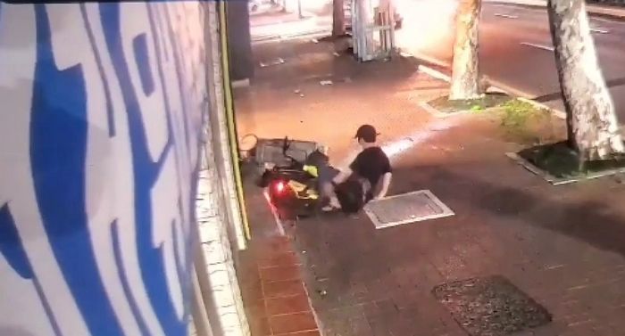 공유자전거 두손 놓고 타다가 에어컨 실외기 박살내놓고 그냥 도주한 남성 (영상)