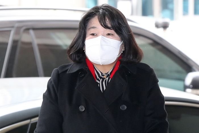 ‘위안부 합의’ 몰랐다던 윤미향, 발표 전날 외교부 보고 받았다